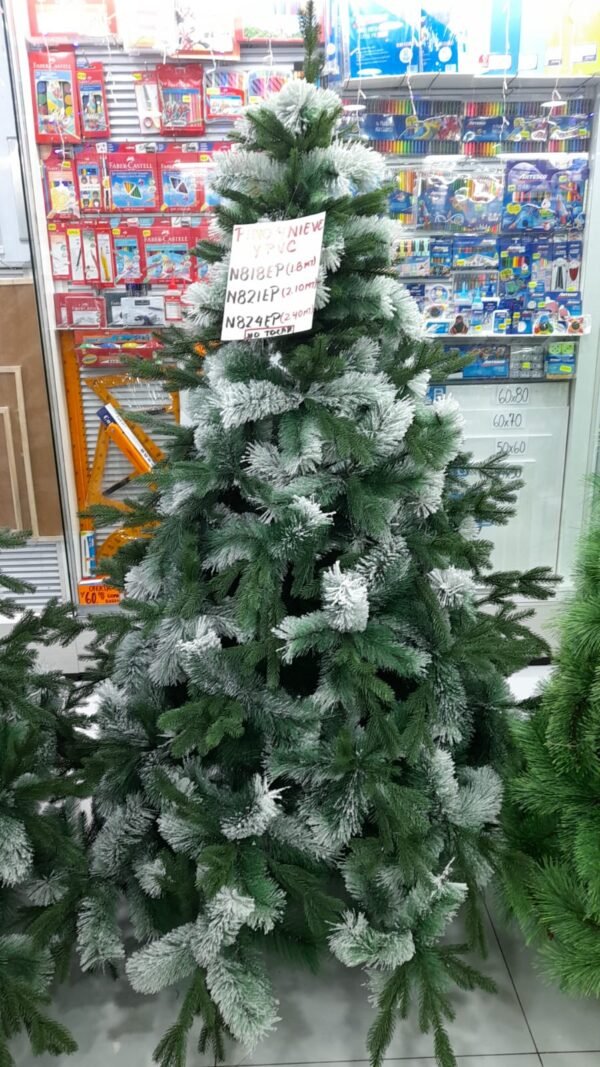 Árbol navideño pino con nieve y pvc de 2.4m